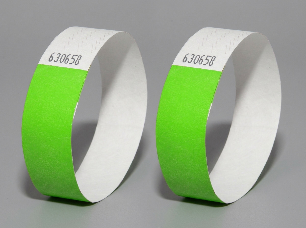Vergleich eines Tyvek-Armbands und eines PVC-Vinyl-Armbands mit hochauflösendem Druck desselben Festivallogos